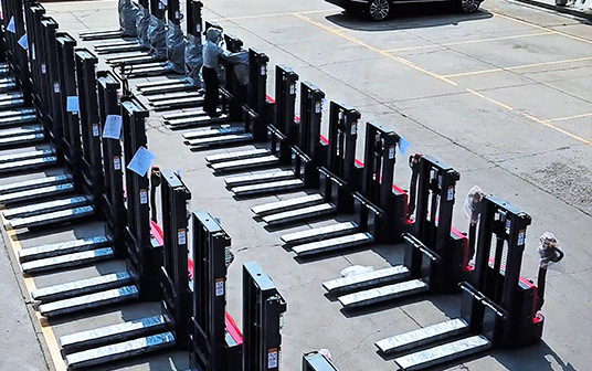 2025年2月28日，金葛完成了向美國的一位新客戶交付一批整柜堆高車，這標志著一段前景光明的業務關系的開端